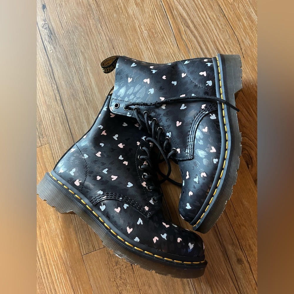 New Dr. Martens Heart Print Combat Boots – Women’s 7 – (Minor Lace Flaw) Goth